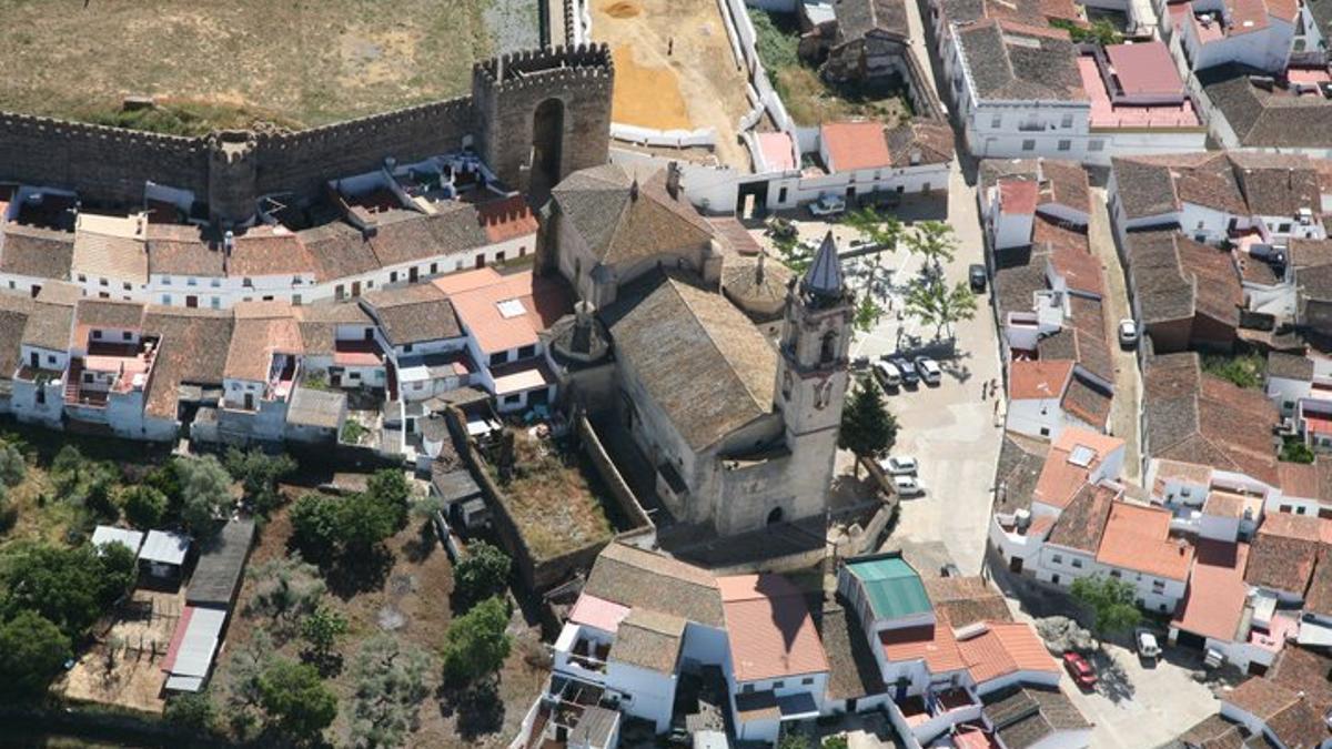 Vista aérea de Cumbres Mayores (Huelva), con su plaza de toros cuadrada anexa a las murallas del castillo fortaleza de Sancho IV 'El Bravo'