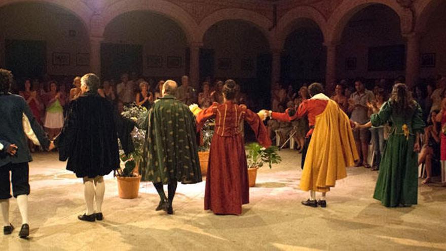 Final de una representación de la comedia &#039;No hay burlas con el amor&#039;, de Calderón de la Barca, en el patio de arcos del instituto Vicente Espinel (Gaona).