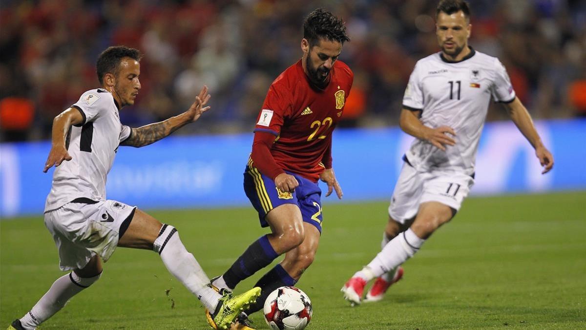 Isco, entre dos jugadores albaneses.