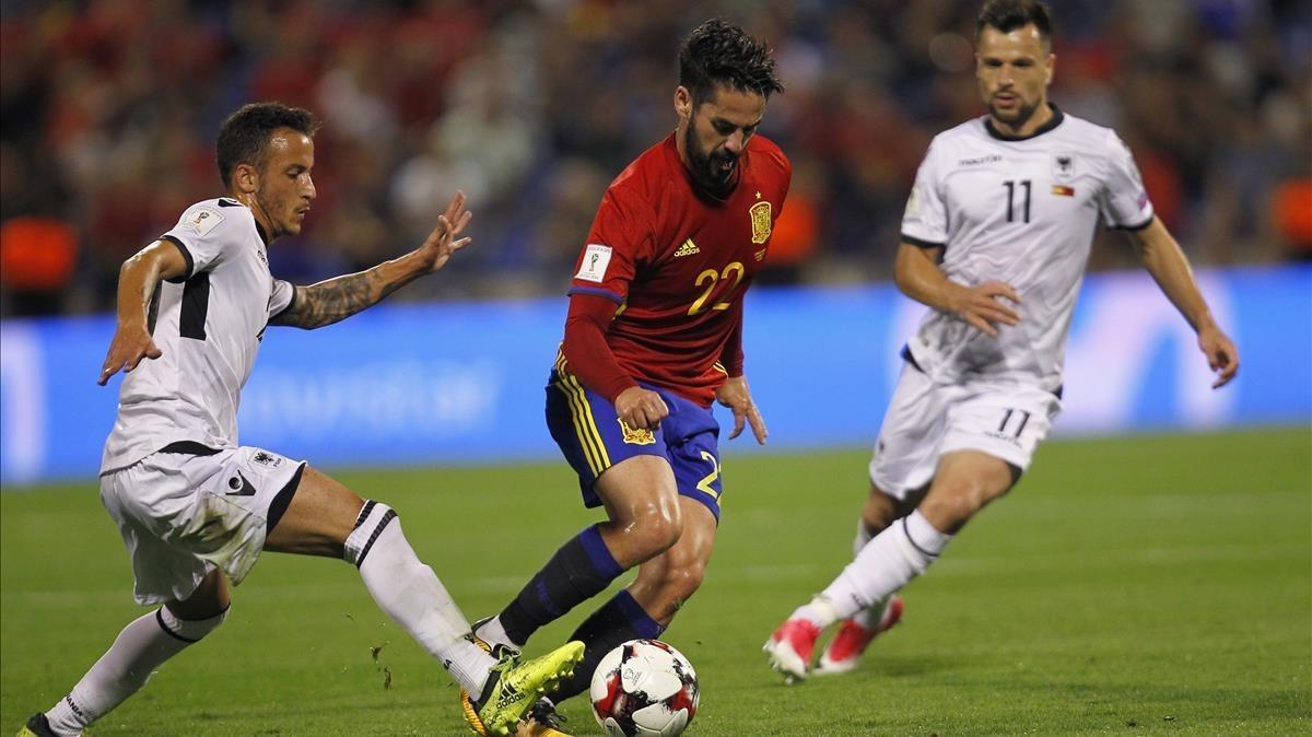 zentauroepp40439336 spain s isco  center  runs with the ball during the world cu171006214308