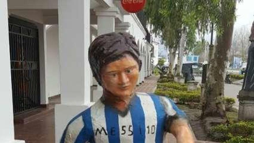 La estatua del supuesto Messi. // Efe