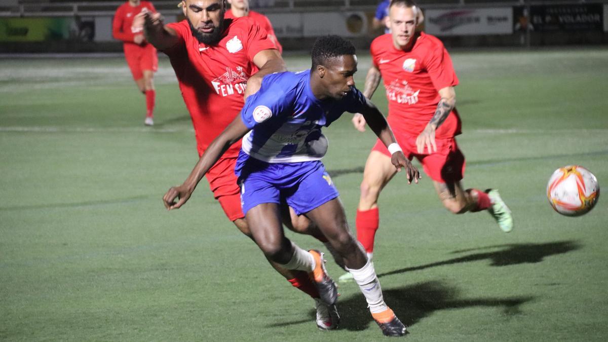 La Unió Esportiva Figueres contra la FE Grama a l&#039;Estadi de Vilatenim