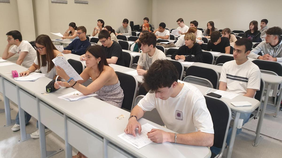 Estudiantes realizando el primero de los exámenes de la ABAU extraordinaria en la Escola de Enxeñaría de Telecomunicación de Vigo.