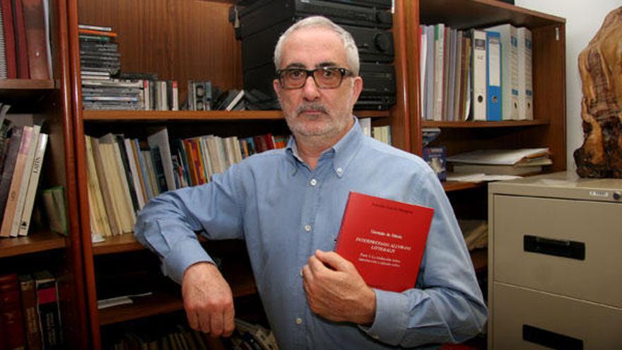 El profesor e investigador Antonio García, en su despacho.  // I. Osorio