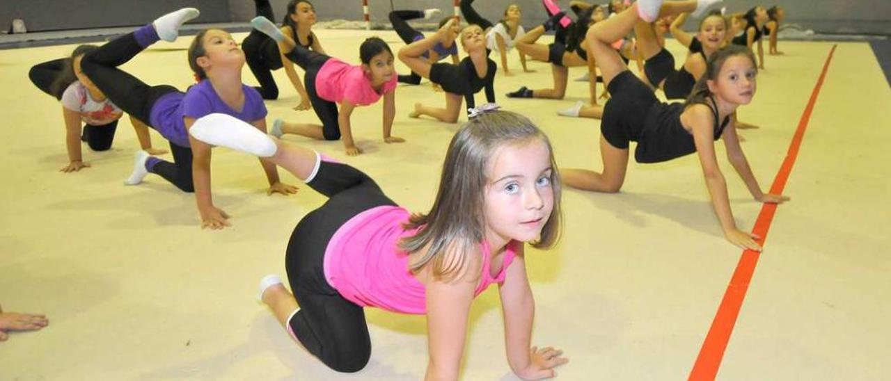 Las gimnastas del Rítmica Mieres, durante una sesión de entrenamiento.