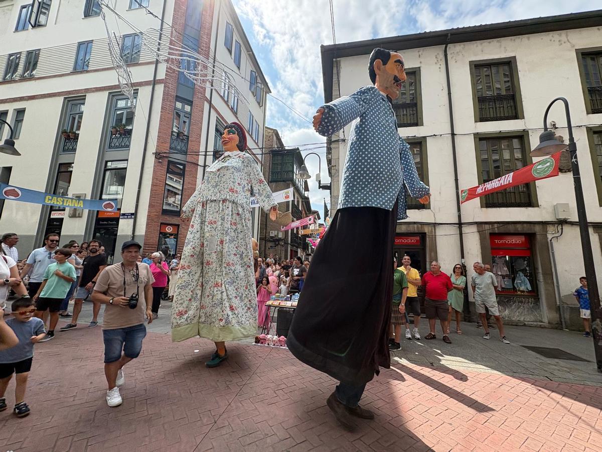 Gigantes y cabezudos animan Cangas del Narcea Gigantes y cabezudos animan Cangas del Narcea