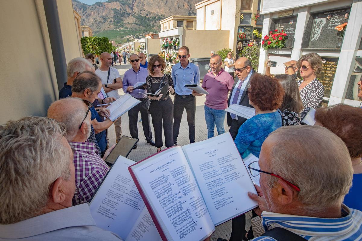 Los cantos litúrgicos de los auroros forman parte de una tradición que se remonta a siglos atrás y que cuenta en la Vega Baja con 20 agrupaciones Los cantos litúrgicos de los auroros forman parte de una tradición que se remonta a siglos atrás y que cuenta en la Vega Baja con 20 agrupaciones