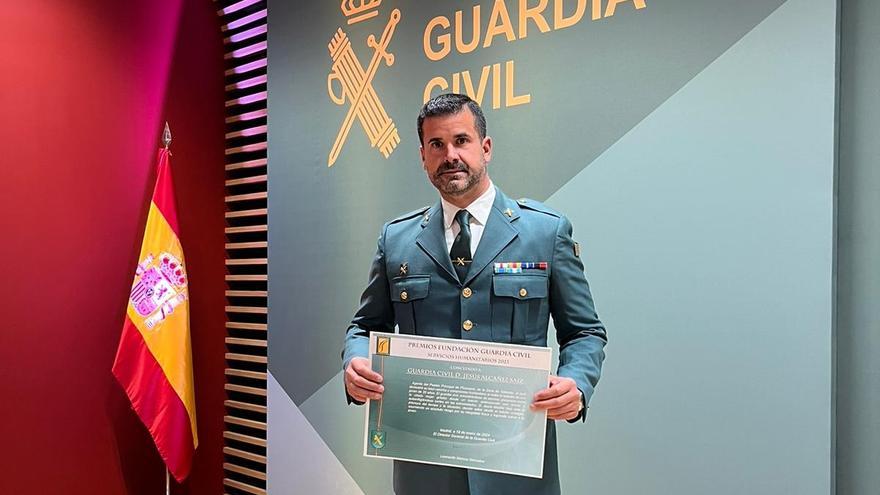 La Guardia Civil condecora al agente de Picassent que evitó un suicidio