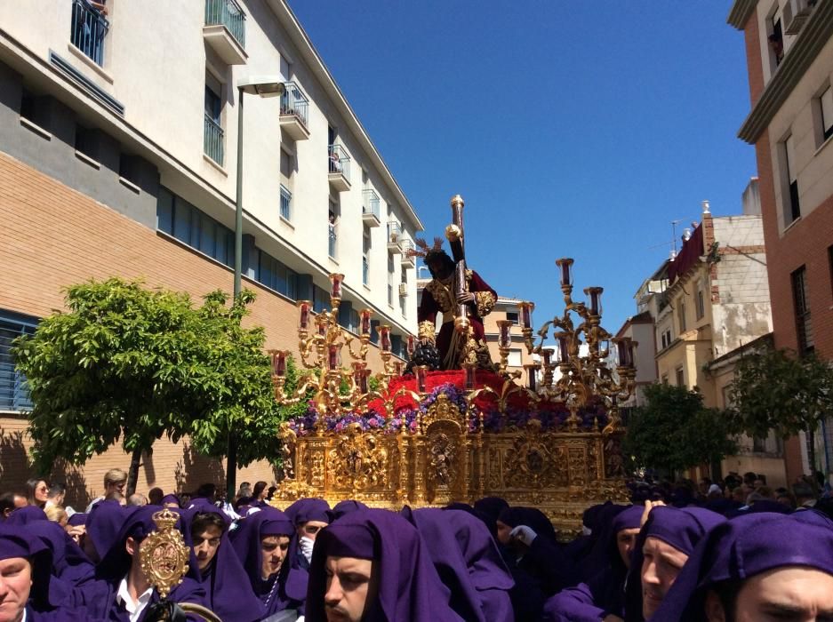 La Hermandad del Jesús Nazareno de los Pasos y María del Rocío Coronada abre los cortejos del día desde el entorno de la plaza de la Victoria