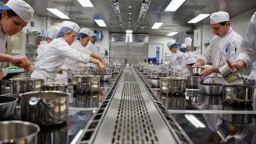 Varios alumnos frente a los fogones de Le Cordon Bleu.