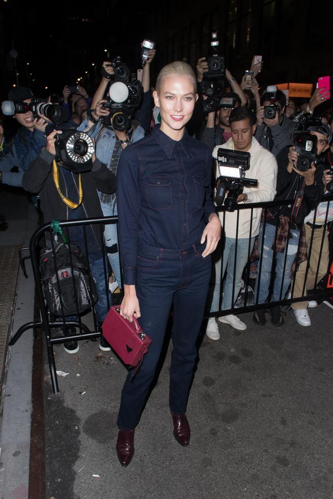 Karlie Kloss, con un total look vaquero de Calvin Klein