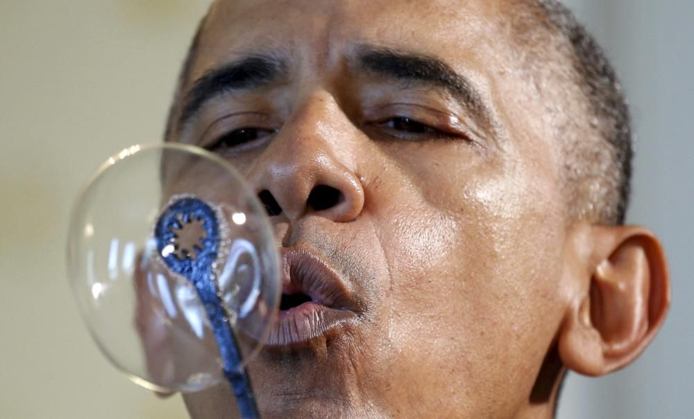 El presidente estadounidense Barack Obama durante la Feria de la Ciencia de la Casa Blanca 2016. El aparato de hacer burbujas fue creado con una impresora 3D por Jacob Leggette, un niño de 9 años de Baltimore.