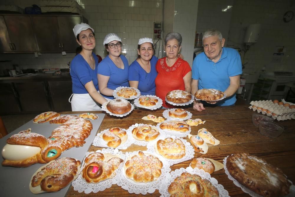 Forn de Manuela. Primer premio de monas y segundo de torta de pasas y nueces.