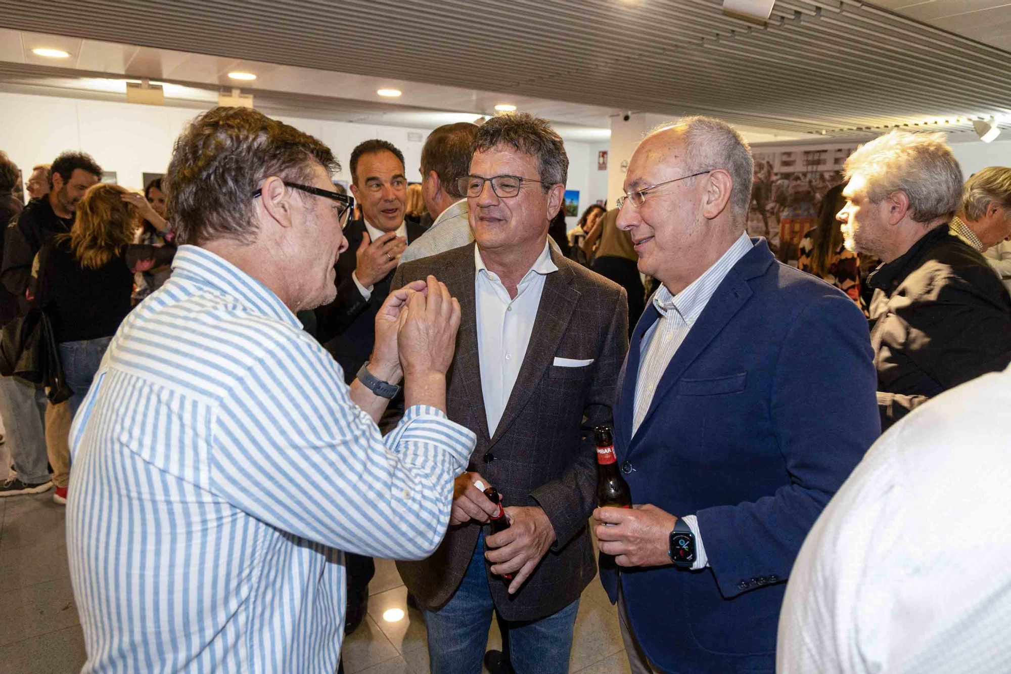 lleno total en la inauguración de INFotoperiodistas 2024,. un año de fotografía de prensa en Alicante