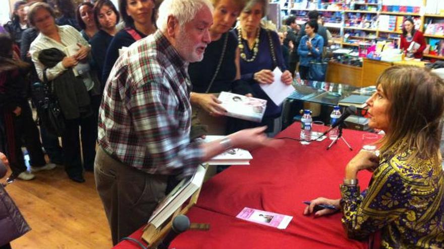 Pilar Eyre triunfa entre los cangueses con su libro «La soledad de la Reina»