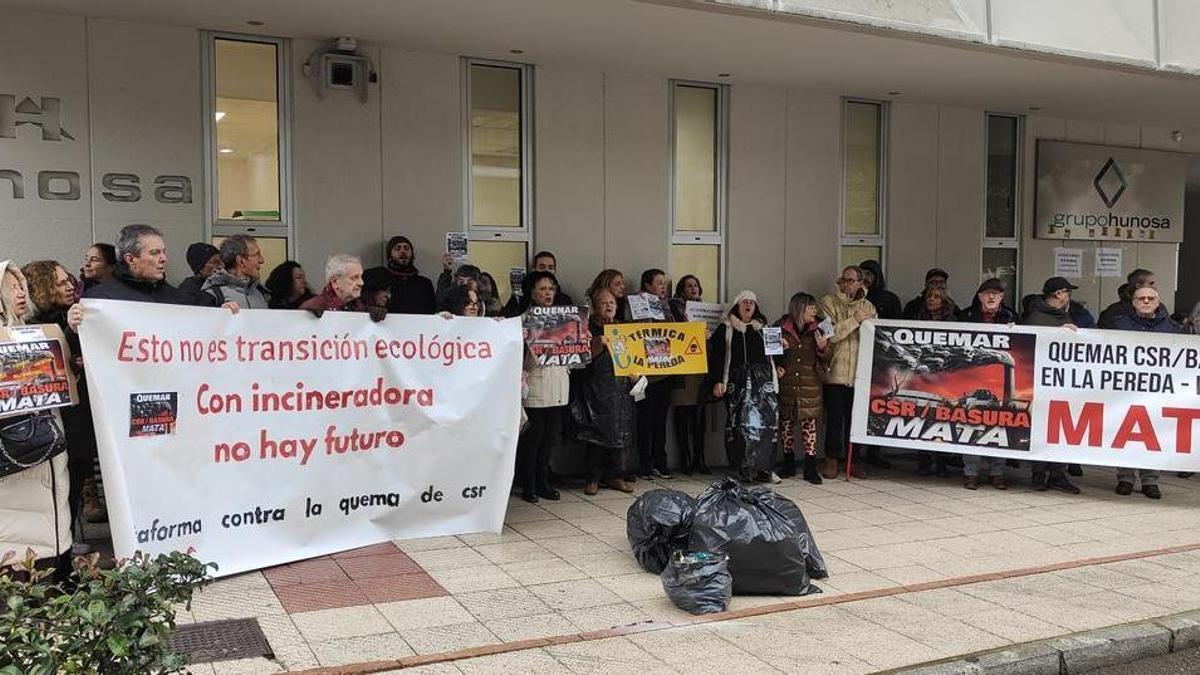 Una protesta vecinal frente a las oficinas de Hunosa convocada por Conceyu contra la Incineración.