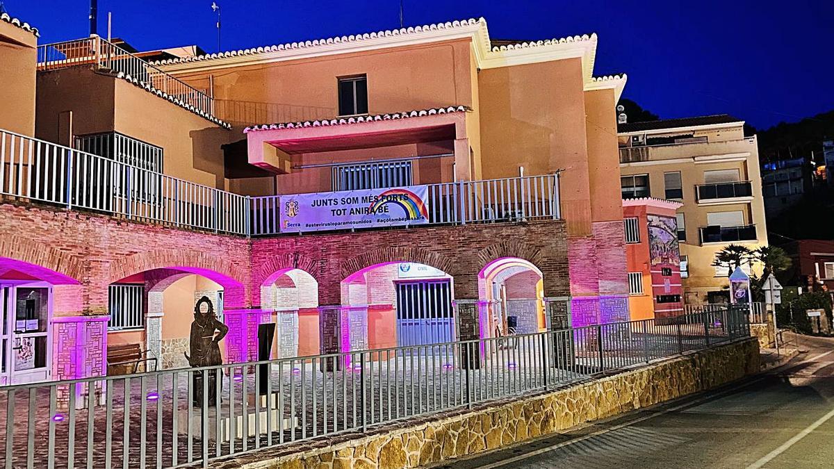 La iluminación morada lucirá en varios edificios y monumentos de Serra.