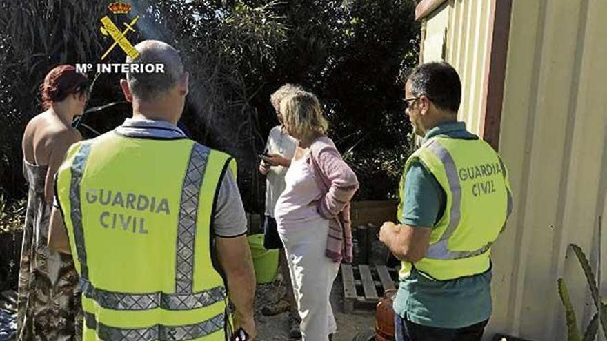 Momento en el que la Guardia Civil detiene al matrimonio británico en Málaga.