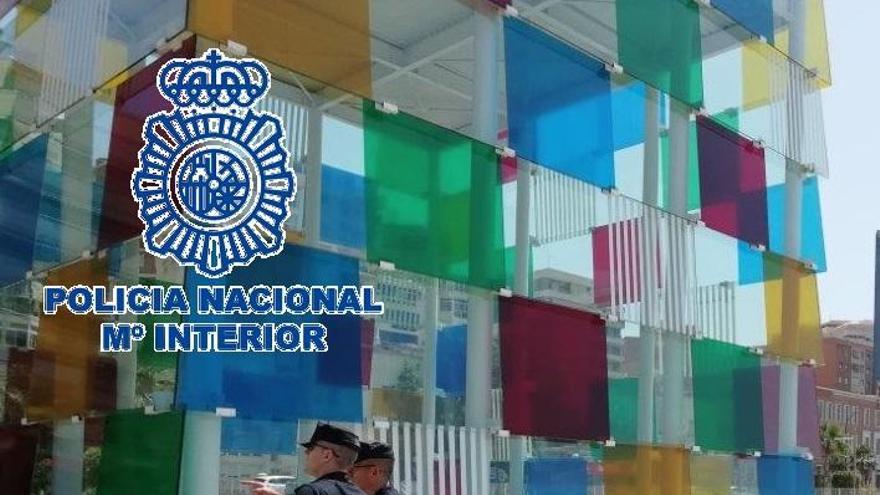 Dos agentes de la Policía Nacional en el Muelle Uno