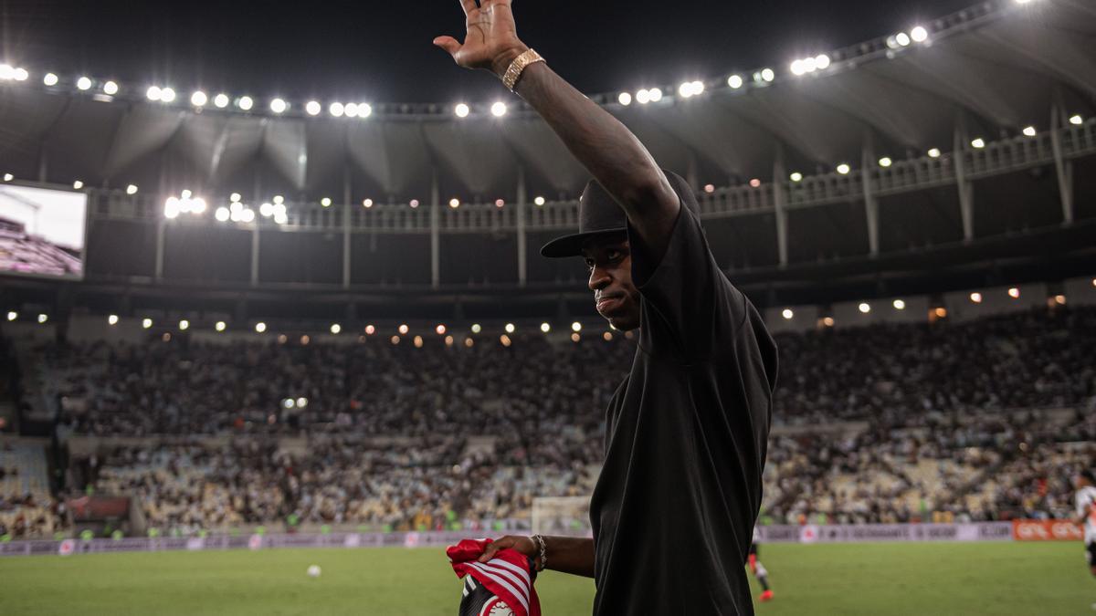 "Cuenta con nosotros" Vinicius se dio un baño de masas en el Maracaná