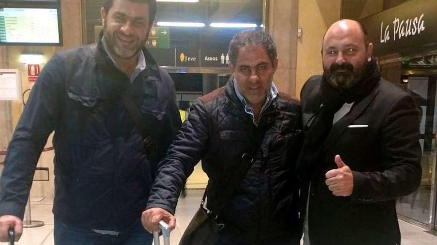 Anuar y Javier Torres, a su llegada a Oviedo, ayer, junto con el directivo del Avilés José Ramón Cañedo.