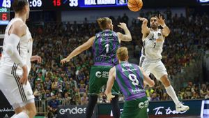 MÁLAGA, 17/06/2025.- El base argentino del Real Madrid Facundo Campazzo (d) efectúa un pase ante el ala pívot estadounidense de pasaporte alemán de Unicaja, Dylan Osetkowski (2i) durante el cuarto partido de semifinales de la Liga Endesa de baloncesto que Unicaja y Real Madrid disputan este martes en el pabellón José María Martín Carpena, en Málaga. EFE/Jorge Zapata