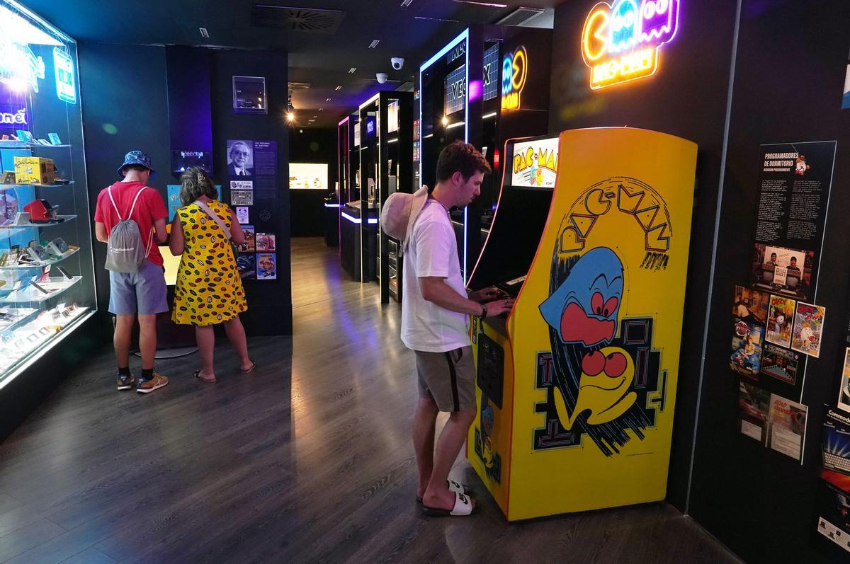 Visitas al Museo del Videojuego OXO de Málaga, en agosto de 2023