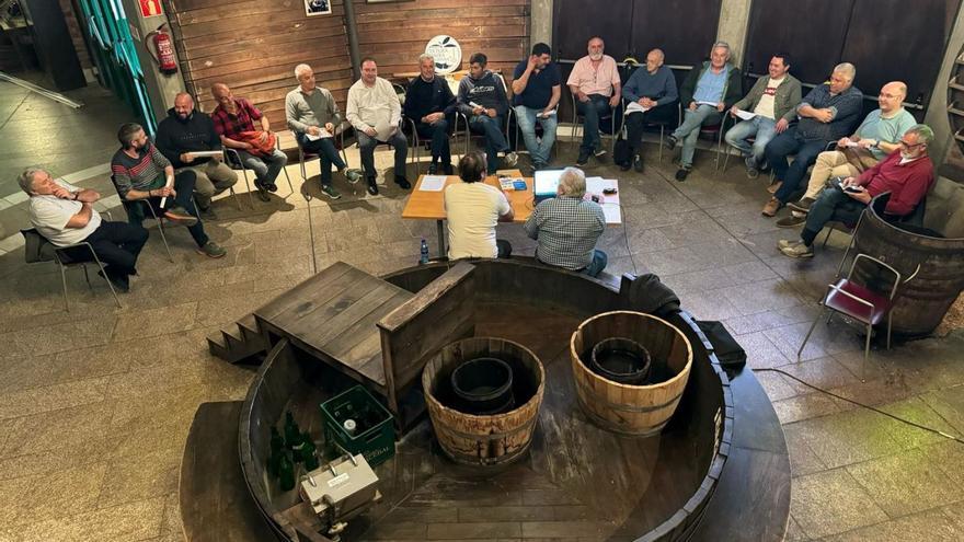 La reunión fundacional de la federación, ayer, en el Museo de la Sidra de Asturias, en Nava. | M. S.