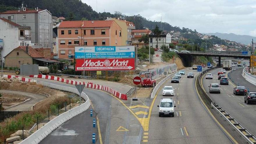 Tramo de las obras de ampliación paradas por los vecinos, junto al edificio de tres plantas. // FdV