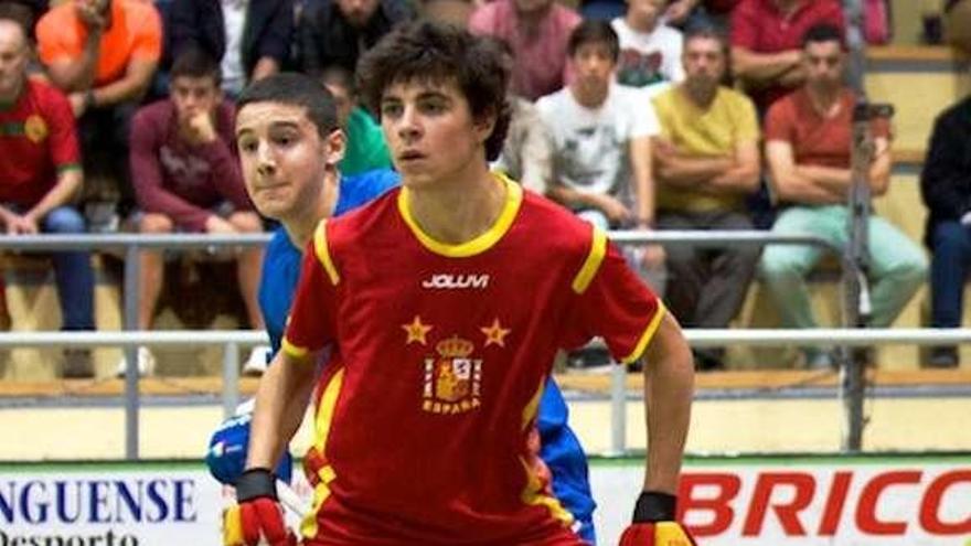 Ignacio Alabart juega un partido como internacional.