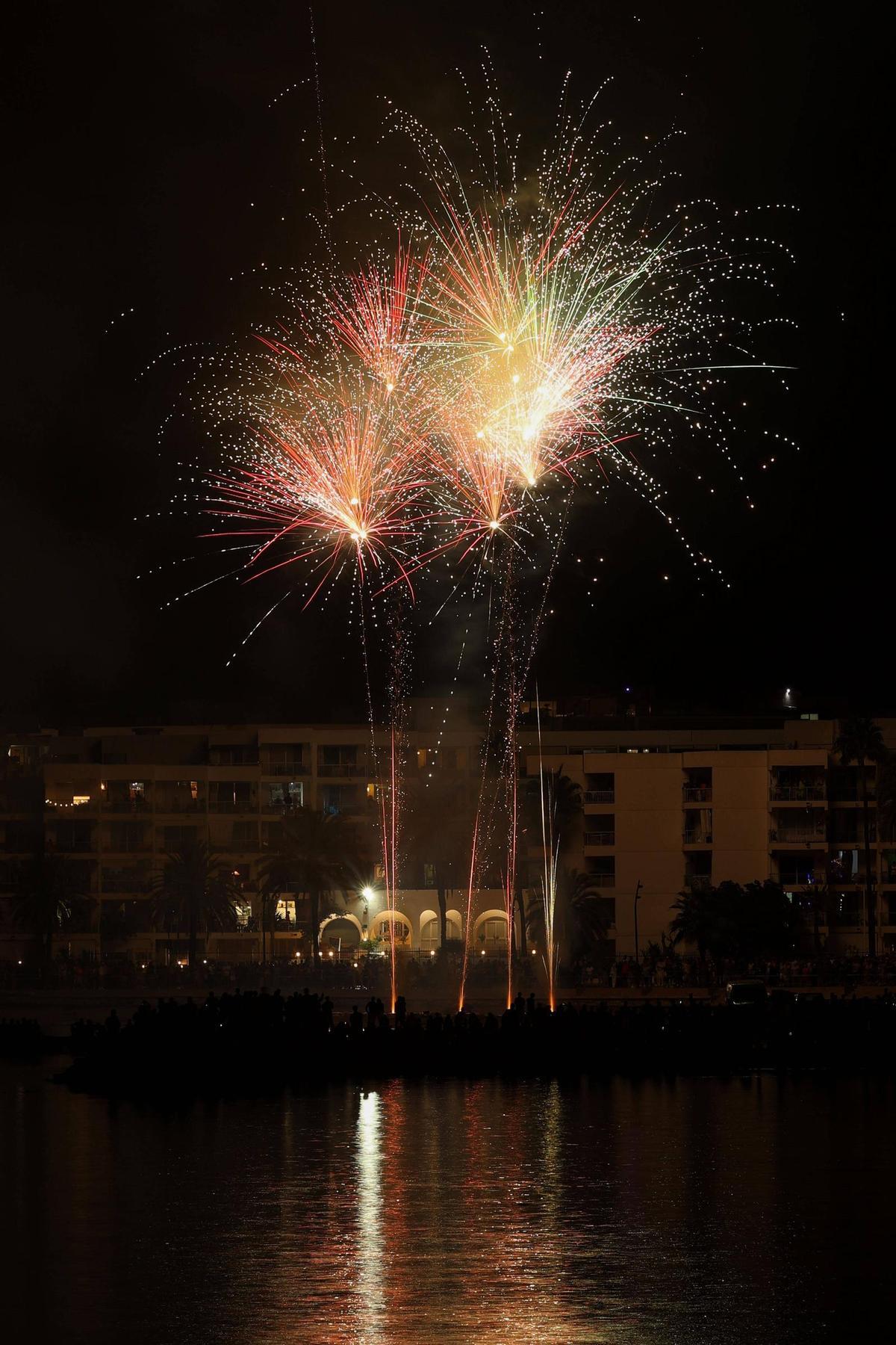 Mira aquí todas las fotos de los fuegos artificiales en ses Figueretes Mira aquí todas las fotos de los fuegos artificiales en ses Figueretes