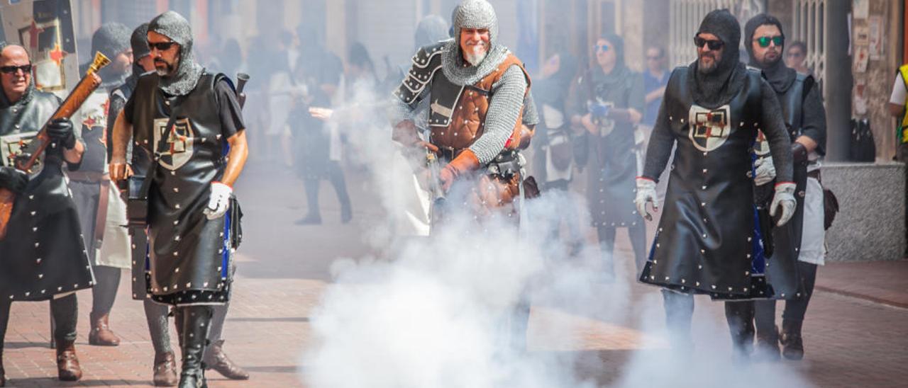 Un grupo de festeros disparando en el Alardo durante las Fiestas de Moros y Cristianos de Cocentaina de 2018.