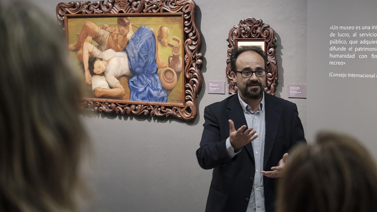 El conservador Francisco Javier Pueyo dirige una visita guiada por la exposición &#039;Acogiendo Patrimonio&#039; en la Casa de Colón.