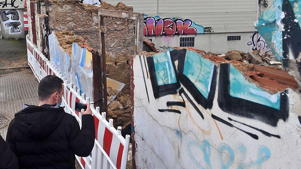 Escombros en la parcela en la que se levantaba la casa Carnicero, en Perillo. |   // CARLOS PARDELLAS