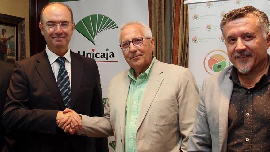 Unicaja Banco apoyará a más de 300 productores de subtropicales