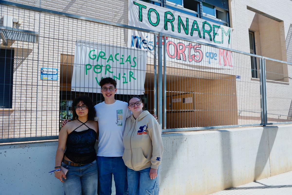 Michella, Ferran y Clara, frente al IES Andreu Alfaro de Paiporta.
