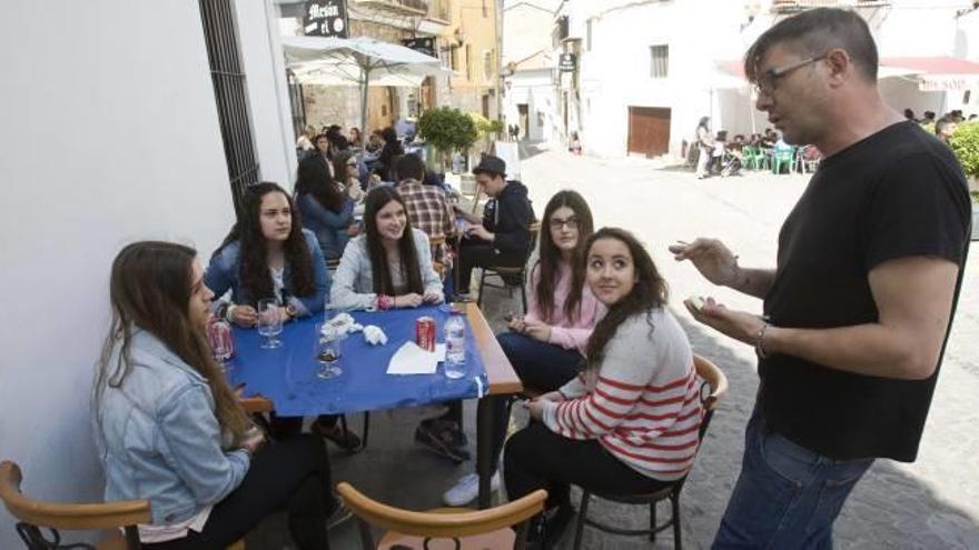 Terraza del núcleo histórico ocupada por participantes de los Ludi Saguntini.