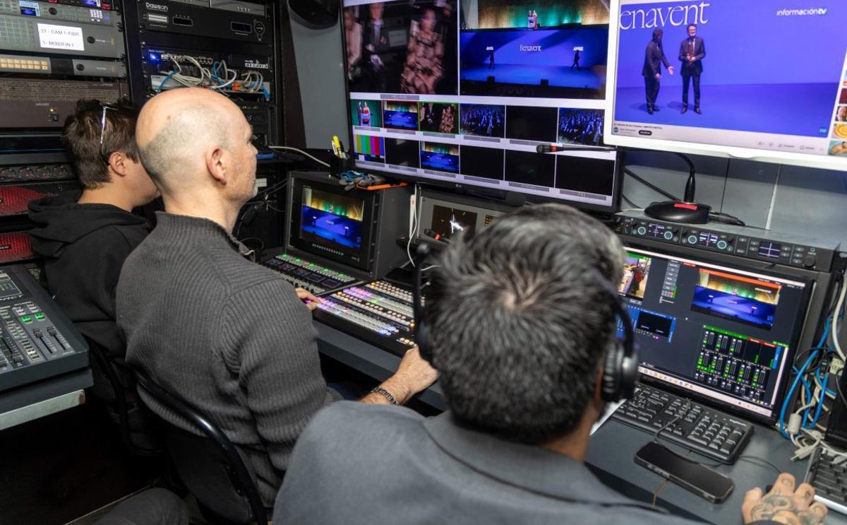 Los equipos televisivos en el estudio.