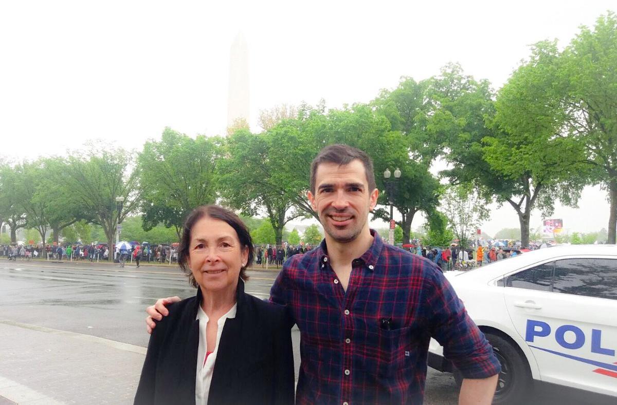 Ander Pérez-Orive junto a su madre, antes del diagnóstico de glioblastoma