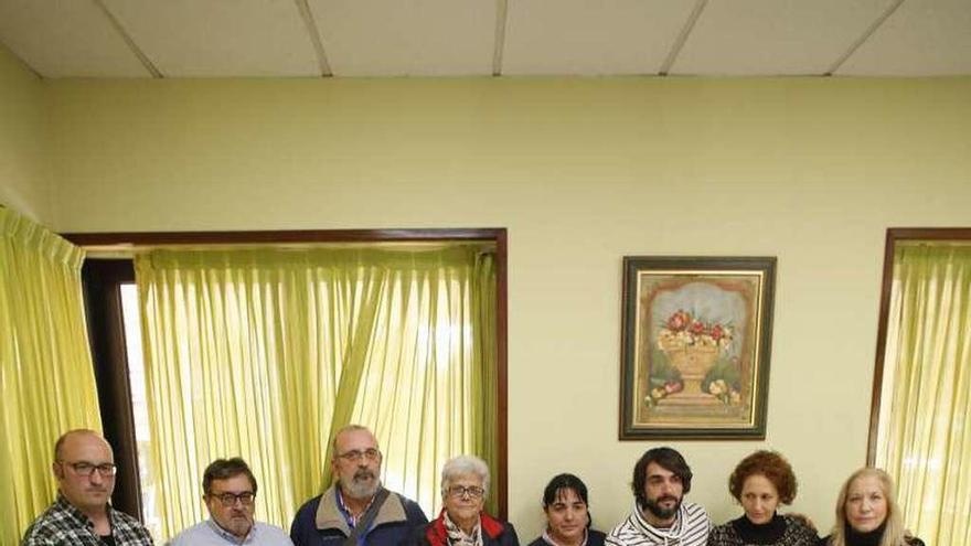 Sentados, Roberto Lucas González e Iván Rodríguez; de pie, ocho de los catorce trabajadores del patronato.