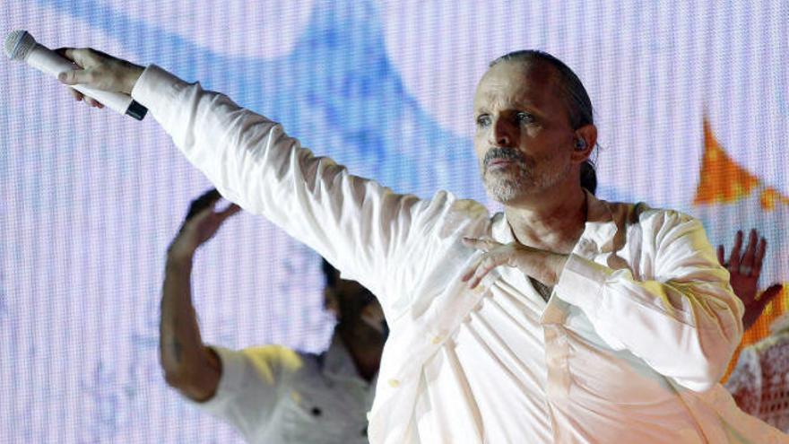 Miguel Bosé se sube al escenario de les Arts en un directo íntimo con todos sus éxitos