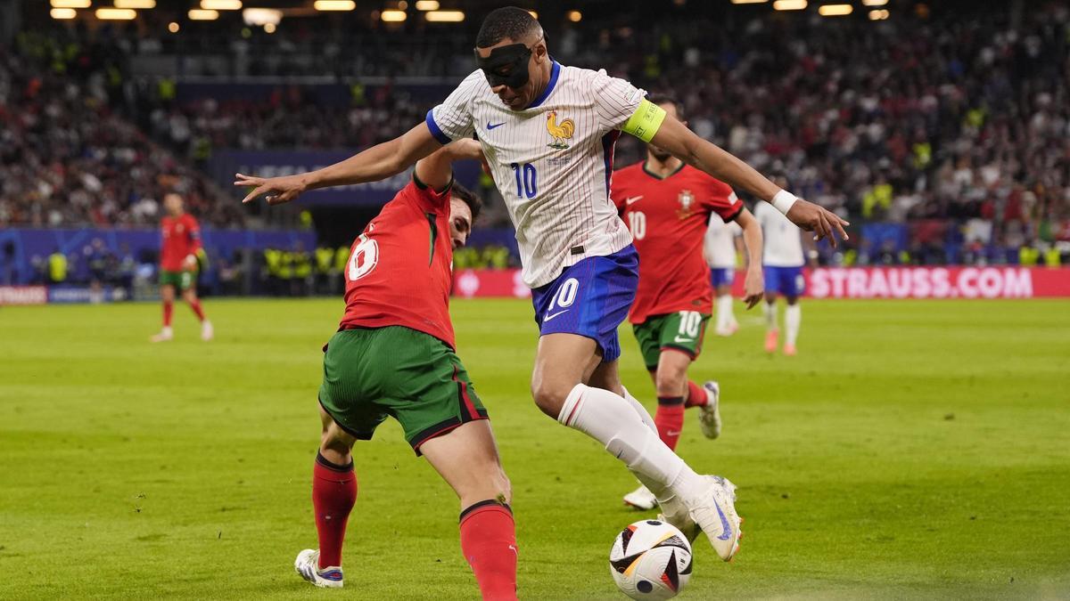 Mbappé trata de burlar a Palinha.