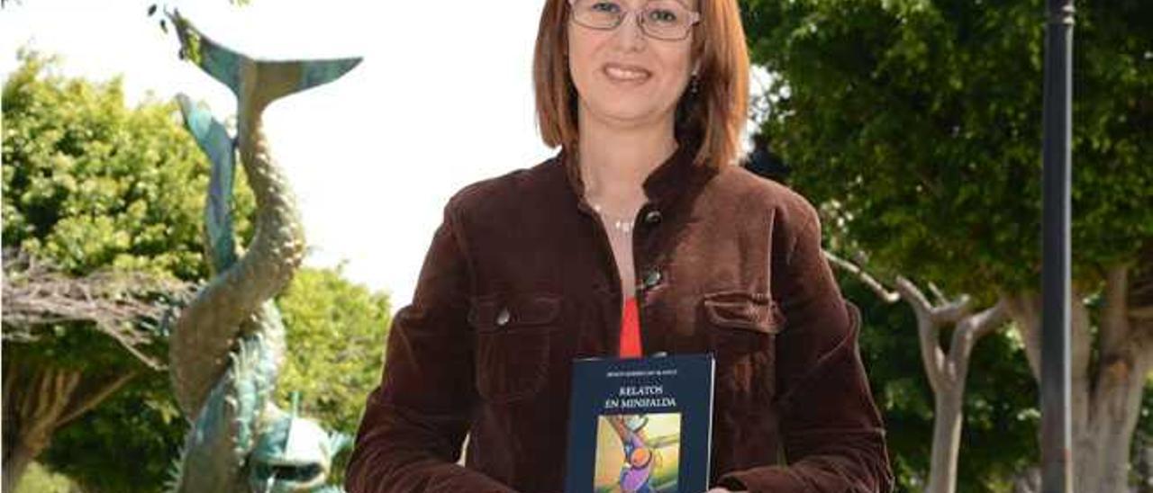 Belkys Rodríguez, en el parque de Arnao, con su libro.