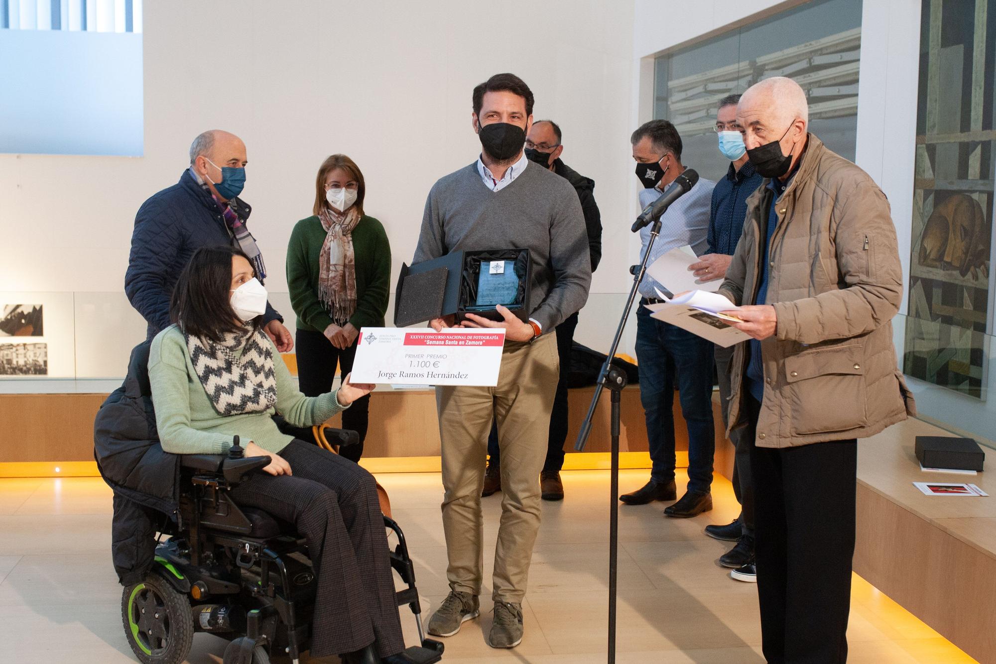 Jorge Ramos recoge el primer premio del Concurso de Fotografía de Semana Santa