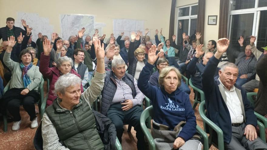 Votación a mano alcazada en una de las reuniones para movilizaciones.