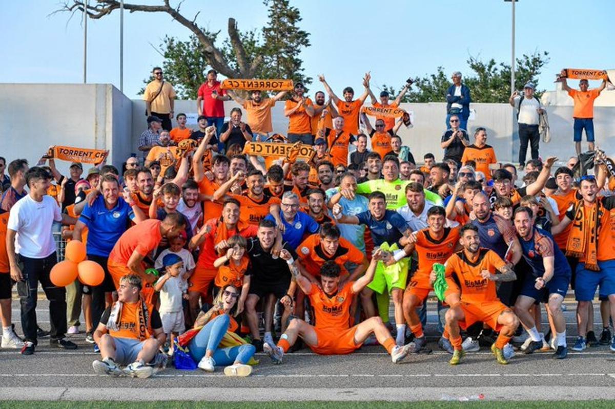 Torrent players celebrate the pass to the final with their fans