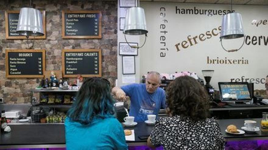 Mauricio sirve por la mañana cafés, dónuts y cruasanes a 1 euro.