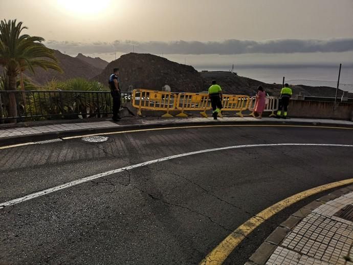 Un conductor borracho se precipita por un barranco