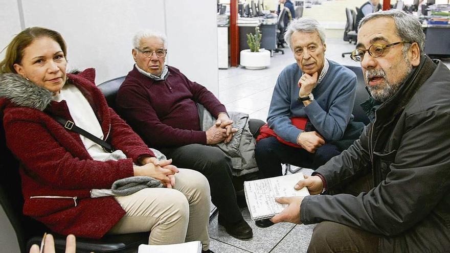 Desde la derecha, José Regueras, Antonio Román, José Gasol y Reina Rivas, vecinos de Santa Eulalia y Pozuelo de Tábara movilizados contra la instalación de macrogranjas en la comarca de Tábara.