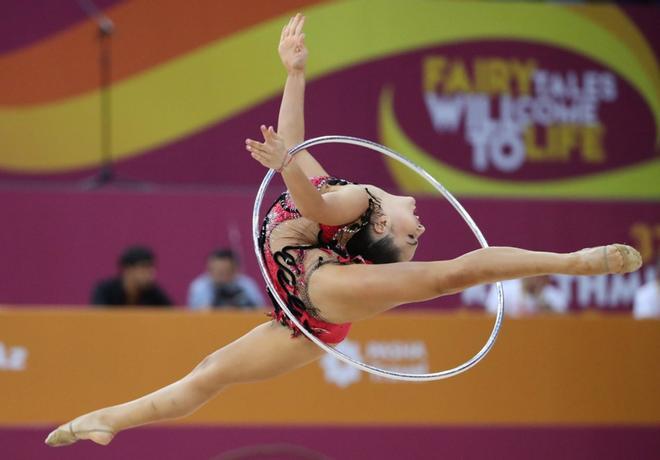 Elizaveta Iampolskaia de Macedonia durante la prueba de clasificación de aro y pelota del Mundial de Gimnasia Rítmica en Baku Azerbaiyán.